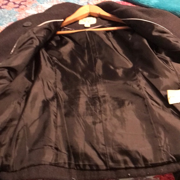 Woman’s short winter coat - Picture 10 of 12